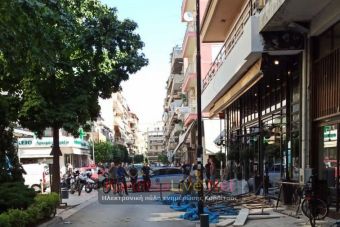 Σκαλωσιά έπεσε σε κεντρικό σημείο της Καρδίτσας - Ευτυχώς δεν τραυματίστηκε κανείς (+Φώτο)