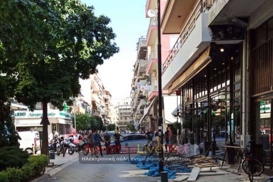 Σκαλωσιά έπεσε σε κεντρικό σημείο της Καρδίτσας - Ευτυχώς δεν τραυματίστηκε κανείς (+Φώτο)