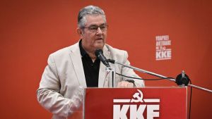 Ο Γ.Γ. της Κ.Ε. του ΚΚΕ Δημήτρης Κουτσούμπας σε εκδήλωση στο Μουζάκι