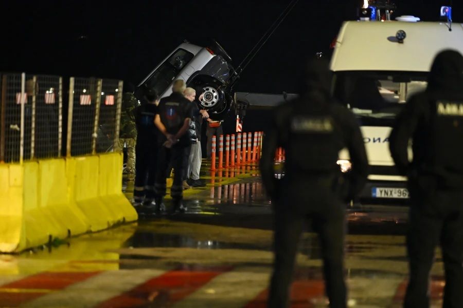Τρεις νεκροί από πτώση οχήματος στο λιμάνι του Πειραιά
