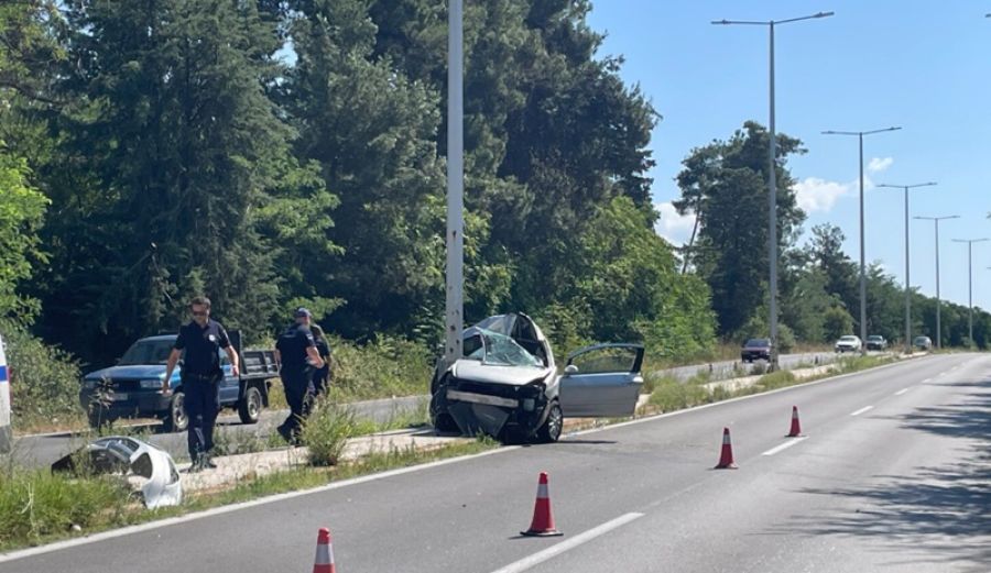 23χρονη γυναίκα έχασε τη ζωή της σε τροχαίο έξω από τη Λάρισα – Το αυτοκίνητο έπεσε σε κολόνα