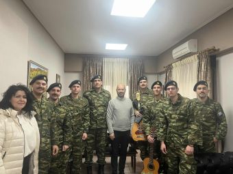 Κάλαντα στον Δήμαρχο Μουζακίου από τους δοκίμους στρατονόμους του ΚΕΣΝ Ρούσσου