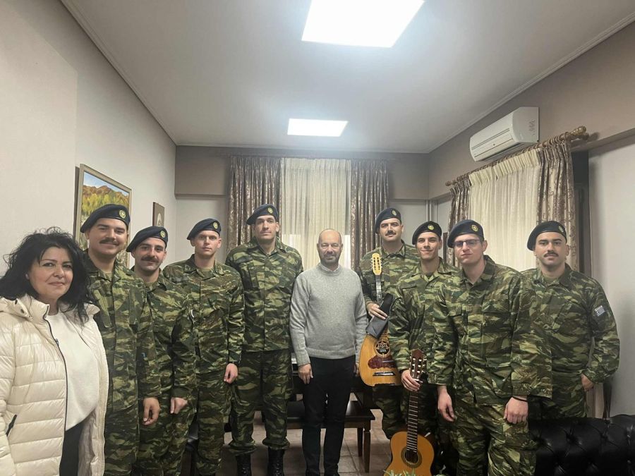 Κάλαντα στον Δήμαρχο Μουζακίου από τους δοκίμους στρατονόμους του ΚΕΣΝ Ρούσσου