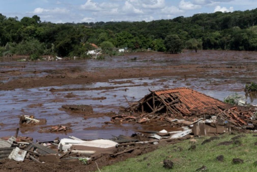 Η στιγμή της κατάρρευσης του φράγματος με το «τσουνάμι» λάσπης στη Βραζιλία