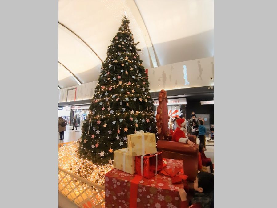 Με μια όμορφη γιορτή γεμάτη εκπλήξεις και χαμογελαστά πρόσωπα, άναψε το Χριστουγεννιάτικο Δέντρο στο Fashion City Outlet