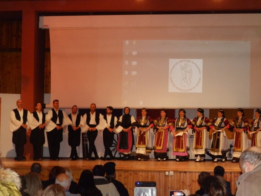 Χορούς και τραγούδια του κάμπου και των Αγράφων παρουσίασε ο Μορφωτικός Σύλλογος Σοφάδων στην Κομοτηνή