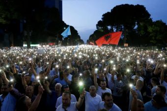 Αλβανία: Χάος από επεισόδια – Διαδηλωτές ζητούν την παραίτηση Ράμα (+Βίντεο)