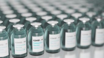 Υπουργείο Υγείας: Στα 5 ευρώ συν ΦΠΑ το κόστος εμβολιασμού κατά της COVID-19 από τα φαρμακεία