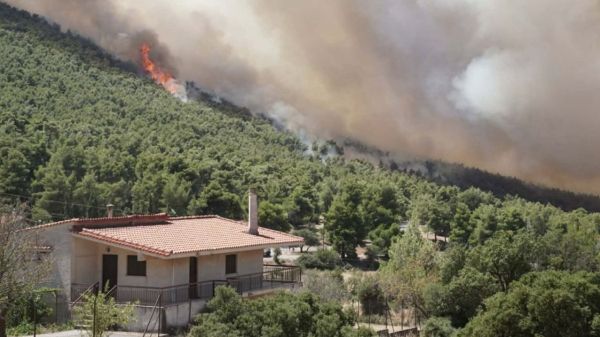 Μάχη με τις φλόγες στη Δυτική Αττική – Καίγονται σπίτια στο Κρύο Πηγάδι