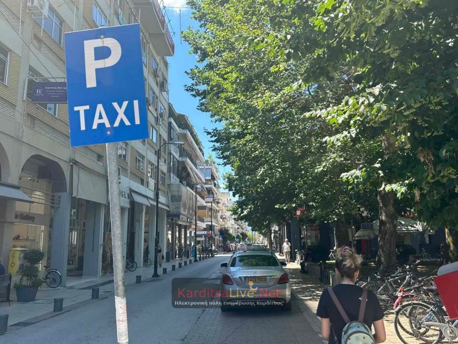 Φθορές στις πλάκες του οδοστρώματος στην κεντρική πιάτσα των ταξί στην πλατεία Ελευθερίας (+Φώτο)