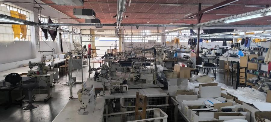 Εγκληματική οργάνωση διέπραττε κακουργηματικές πλαστογραφίες, απάτες σε βάρος του Ε.Φ.Κ.Α. και φοροδιαφυγή, μέσω εταιρειών παραγωγής ενδυμάτων