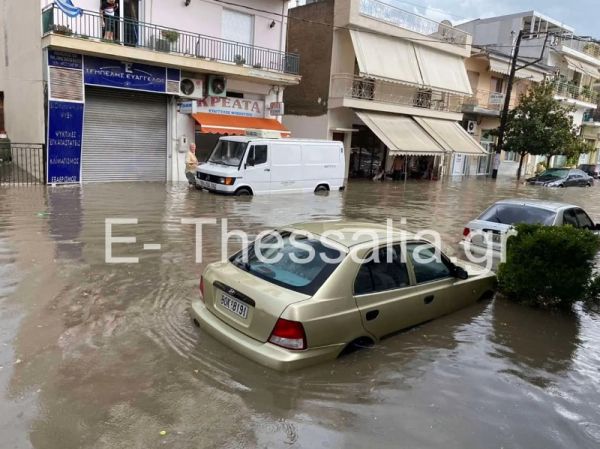 Πτώσεις δένδρων και πλημμυρισμένοι δρόμοι στον Βόλο (+Φώτο)