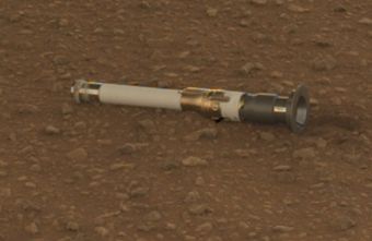 Το ρόβερ Perseverance της NASA εναπόθεσε στην επιφάνεια του πλανήτη Άρη, το πρώτο δείγμα πετρωμάτων που προορίζονται για τη Γη