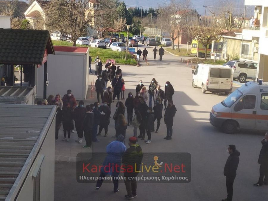 COVID-19: Η χρονιά άλλαξε, οι ουρές παραμένουν στο Νοσοκομείο Καρδίτσας (+Φώτο)