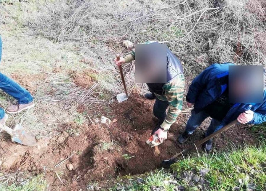 Τύρναβος: Αλλοδαπός έκρυβε 1,5 κιλό ηρωίνη σε κρύπτη στο έδαφος