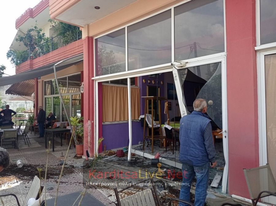 Καρδίτσα: Αυτοκίνητο "έκοψε" την Τρικάλων ανεξέλεγκτο και "καρφώθηκε" σε κατάστημα - Αποφεύχθηκαν τα χειρότερα (+Φωτο)