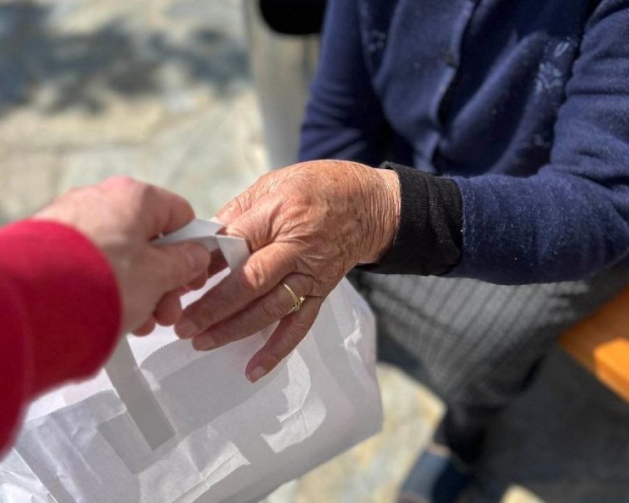 Πασχαλινές προμήθειες στο Γηροκομείο Λάρισας μοίρασε το ΙΑΣΩ Θεσσαλίας