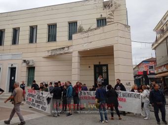 Συγκέντρωση συμπαράστασης έξω από το Δικαστικό Μέγαρο Καρδίτσας εν αναμονή της δίκης για τα επεισόδια στο Δημαρχείο (+Φωτο +Βίντεο)