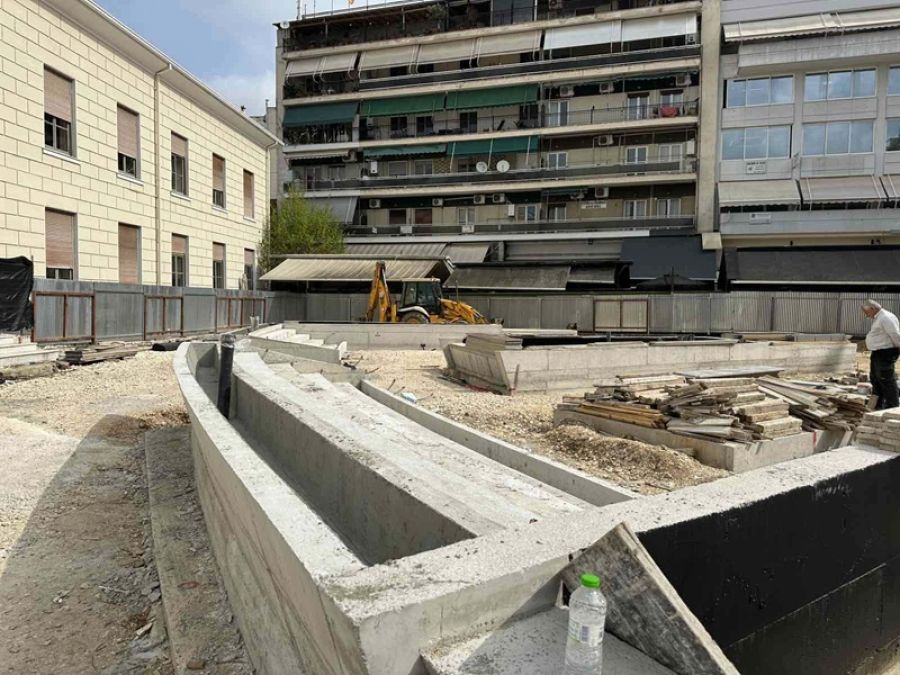 Τελείωσαν οι τσιμεντοστρώσεις, αρχίζει το αποχετευτικό στην πλατεία Δικαστηρίων (+Φωτο)