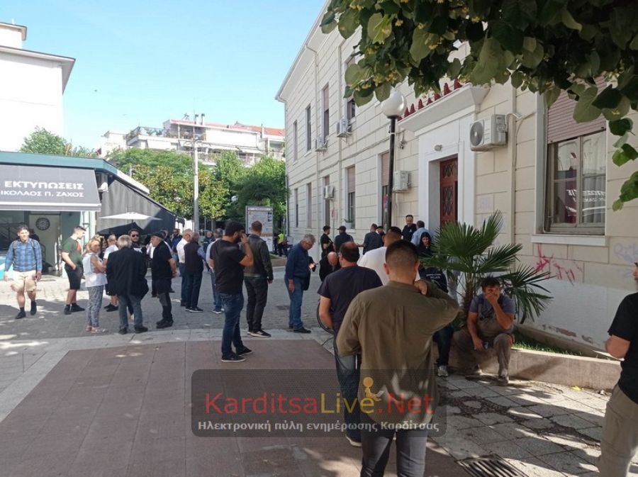 Συγκέντρωση συμπαράστασης στα Δικαστήρια Καρδίτσας στους 17 κατηγορούμενους για επεισόδια στον Τύμπανο (+Φωτο +Βίντεο)