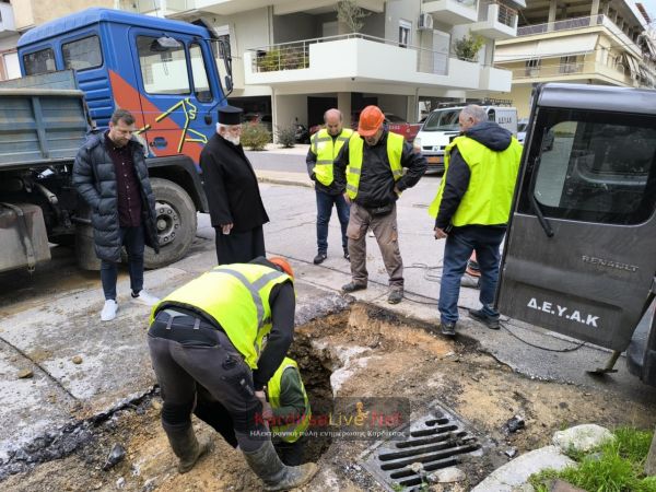 Καρδίτσα: Έσπασε αγωγός κοντά στο Δημαρχείο - εργασίες για την αποκατάσταση της βλάβης κάνει η ΔΕΥΑΚ (+Φωτο)