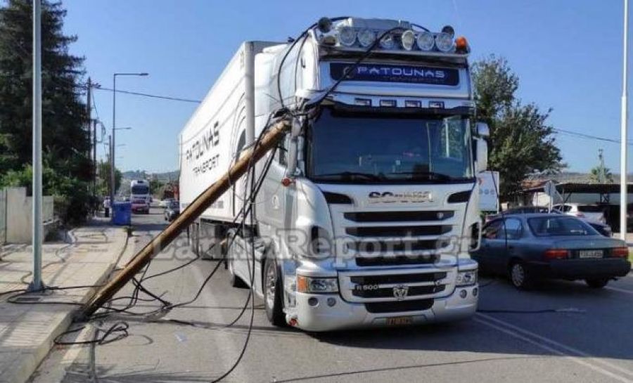 Λαμία: Φορτηγό που μετέφερε μηχάνημα έριξε κολόνα πάνω σε διερχόμενη νταλίκα