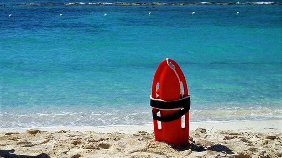 Σωτήρια διάσωση δίχρονης από ναυαγοσώστριες σε παραλία της Αλεξανδρούπολης