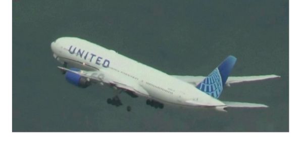 Η.Π.Α.: Boeing 777 έχασε ελαστικό κατά την απογείωση και το οποίο έπεσε πάνω σε χώρο στάθμευσης αυτοκινήτων (+Βίντεο)