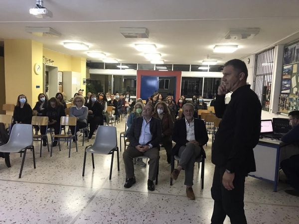 Γυμνάσιο - Λ.Τ. Μητρόπολης: Επιμορφωτικό σεμινάριο για το διαδίκτυο στα πλαίσια της Σχολής Γονέων