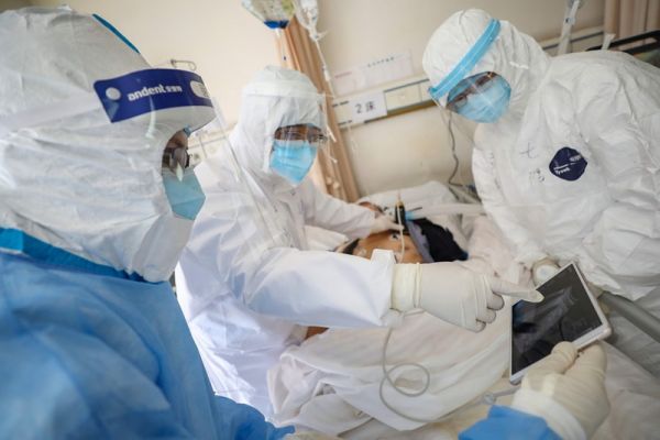 Κοροναϊός: Ξεπέρασαν τους 2.000 οι νεκροί