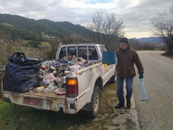 Εργασίες απομάκρυνσης σκουπιδιών και αποβλήτων από το δημοτικό δάσος Μουζακίου