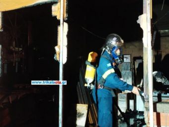 Τρίκαλα: Πυρκαγιά κατέστρεψε ολοσχερώς επαγγελματικό χώρο (+Βίντεο)
