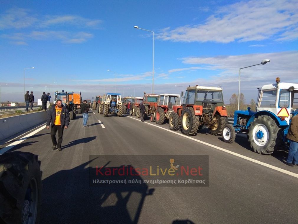 Στον κόμβο του Ε65 στην Καρδίτσα παρέταξαν τα τρακτέρ οι αγρότες (+Φώτο +Βίντεο)