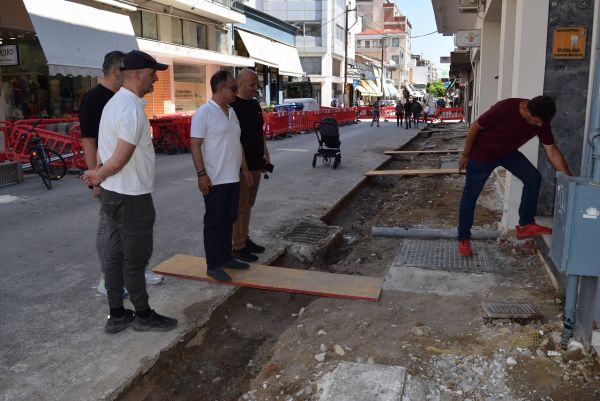 Τις εργασίες ανακατασκευής πεζοδρομίων στην οδό Κουμουνδούρου επισκέφθηκε ο Β. Τσιάκος