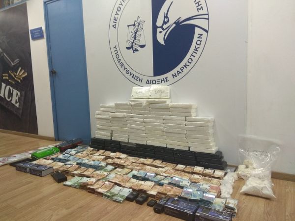 Αττική: Εξαρθρώθηκε κύκλωμα εμπορίας ναρκωτικών - Βρέθηκαν 104 κιλά κοκαΐνης (+Φώτο)