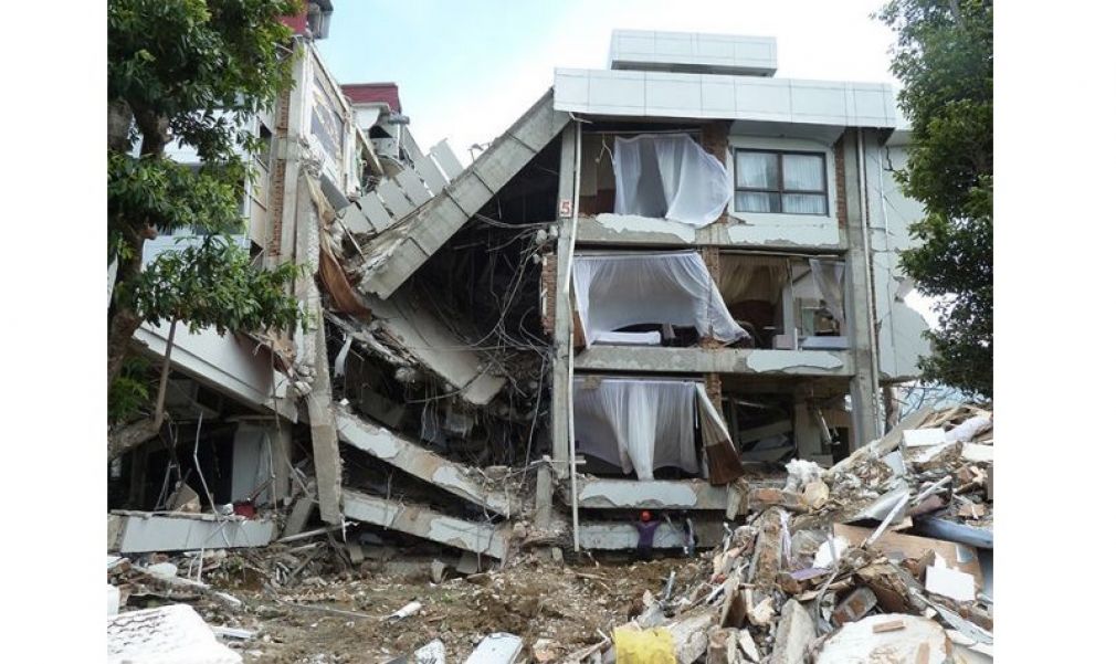 Ο Ευθύμιος Λέκκας εξηγεί πώς ο σεισμός και το τσουνάμι ισοπέδωσαν την Ινδονησία