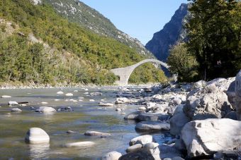 Στο αναστυλωμένο γεφύρι της Πλάκας ο Πρωθυπουργός - Θετικός για την αναστήλωση της γέφυρας Κοράκου