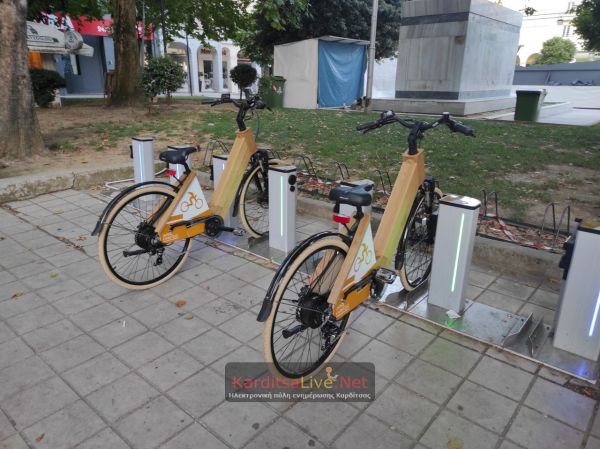 Τοποθετήθηκαν σε κάποιους από τους σταθμούς τα νέα ξύλινα ηλεκτρικά ποδήλατα στην Καρδίτσα