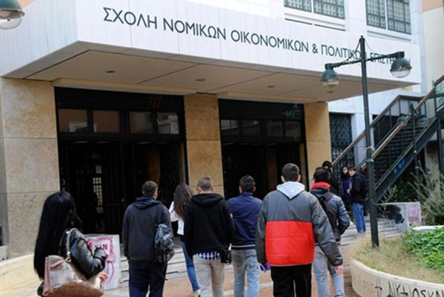 ΕΛΑΣ: 28 συλλήψεις κατά την επιχείρηση εκκένωσης της Νομικής- Κατασχέθηκαν ρόπαλα, κράνη και πανό
