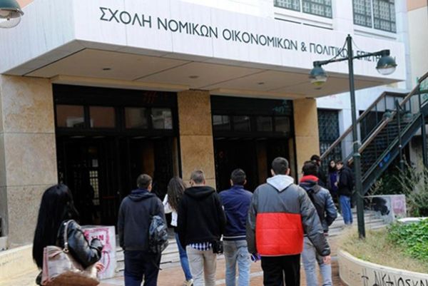 ΕΛΑΣ: 28 συλλήψεις κατά την επιχείρηση εκκένωσης της Νομικής- Κατασχέθηκαν ρόπαλα, κράνη και πανό