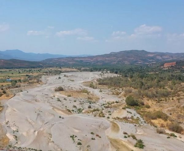Αυτοψία Αγοραστού στον Πηνείο: «Το νερό δεν έχει ιδιοκτησία. Ανήκει σε όσους το έχουν ανάγκη»