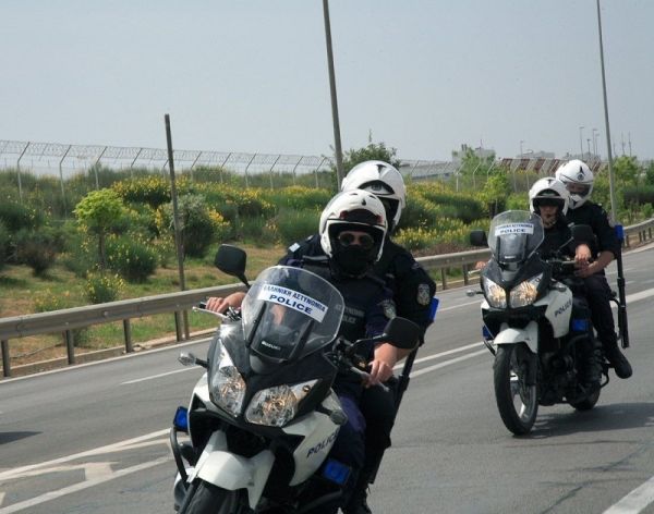 Σε 11 ληστείες σε τράπεζες, απόπειρα κλοπής ΑΤΜ και άλλα αδικήματα κατηγορούνται οι 8 συλληφθέντες για τη ληστεία στην Κάτω Τιθορέα