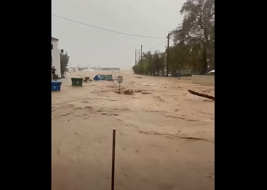 Πλημμυρικά φαινόμενα στον Πλατανιά Μαγνησίας - Προβλήματα και στην Σκιάθο (+Βίντεο)