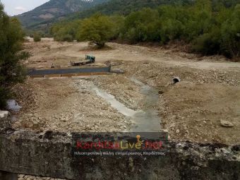 Σε εξέλιξη οι εργασίες στην κοίτη του ποταμού Πάμισου για την παράκαμψη της γέφυρας "Μπαλάνου"