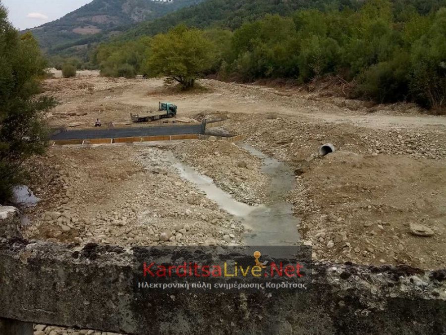 Σε εξέλιξη οι εργασίες στην κοίτη του ποταμού Πάμισου για την παράκαμψη της γέφυρας "Μπαλάνου"