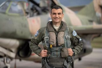 Απονομή βαθμού αντιπτεράρχου στον επισμηναγό (Ι) Επαμεινώνδα Κωστέα, ο οποίος έπεσε εν ώρα καθήκοντος