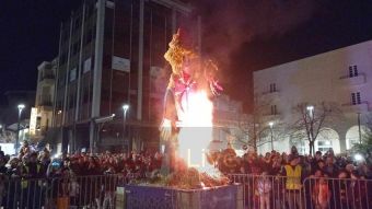 Παραδόθηκε στη φωτιά ο "βασιλιάς Καρνάβαλος" στην Καρδίτσα! (+Φωτο +Βίντεο)