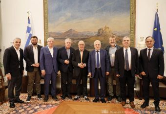 Στον πρόεδρο της Βουλής ο Β. Τσιάκος με την ΚΕΔΕ