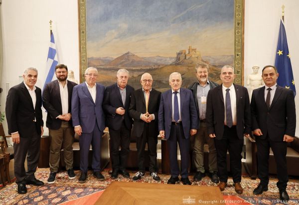 Στον πρόεδρο της Βουλής ο Β. Τσιάκος με την ΚΕΔΕ