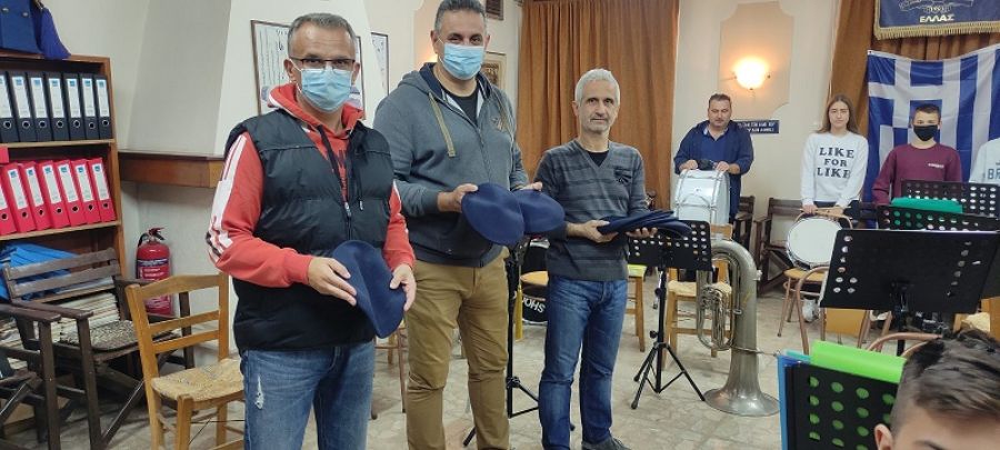 Προσφορά μπερέδων από την Διεθνή Ένωση Αστυνομικών Τ.Δ. Καρδίτσας στη Φιλαρμονική Καρδίτσας